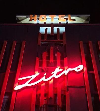 Zitro Hotel Петалинг Джая Екстериор снимка