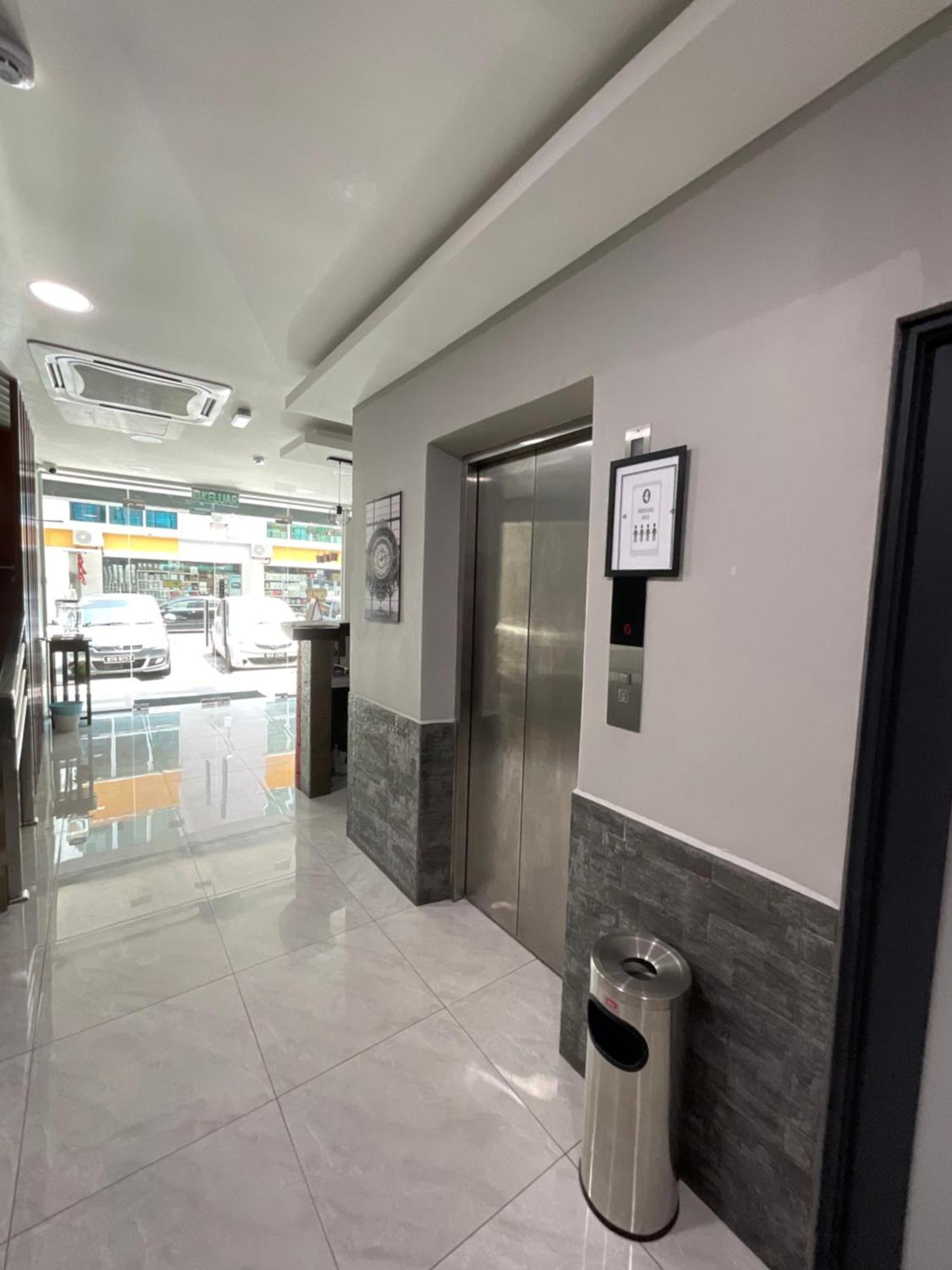 Zitro Hotel Петалинг Джая Екстериор снимка